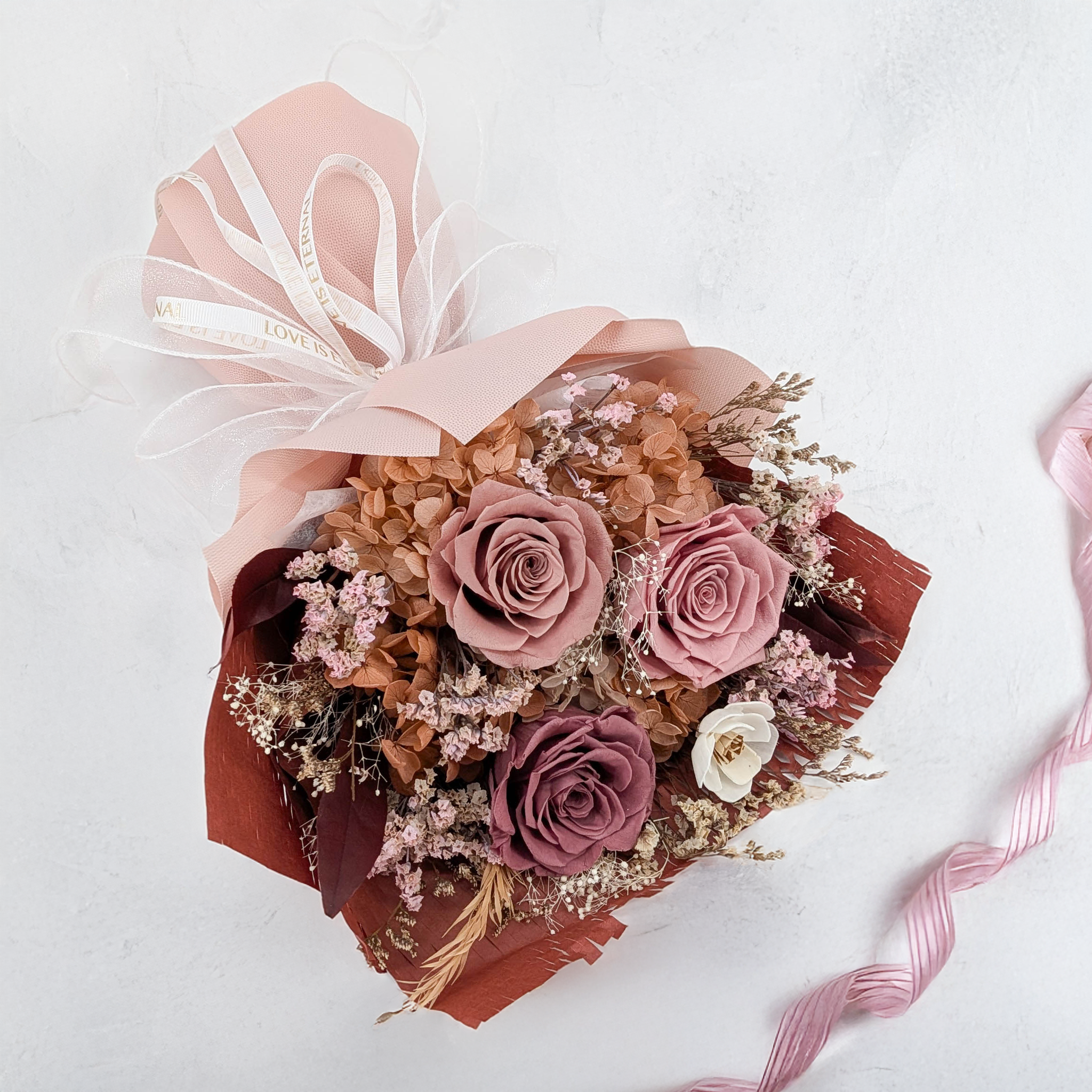 Bouquet Premium en boîte - EVERGIVE – A Lasting Gesture – Powder Charm